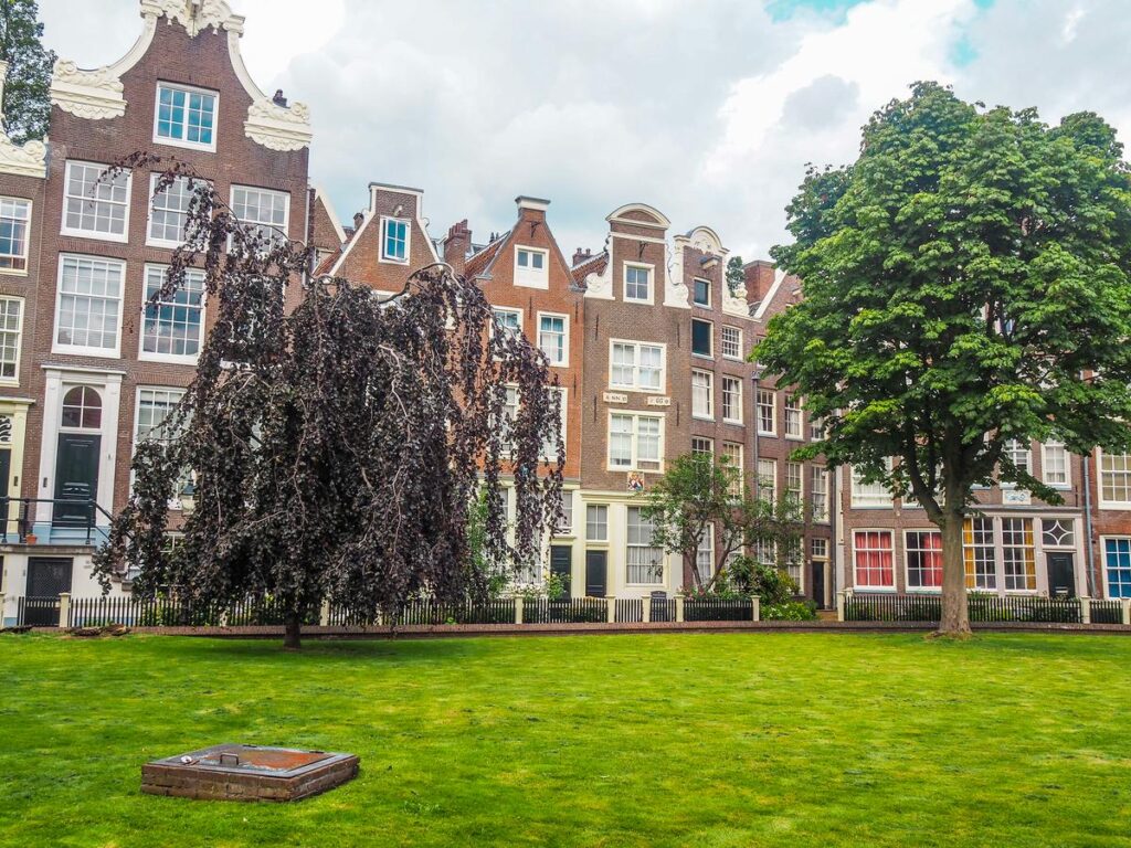 Panoramic view of the Begijnhof Courtyard in Amsterdam, Netherlands