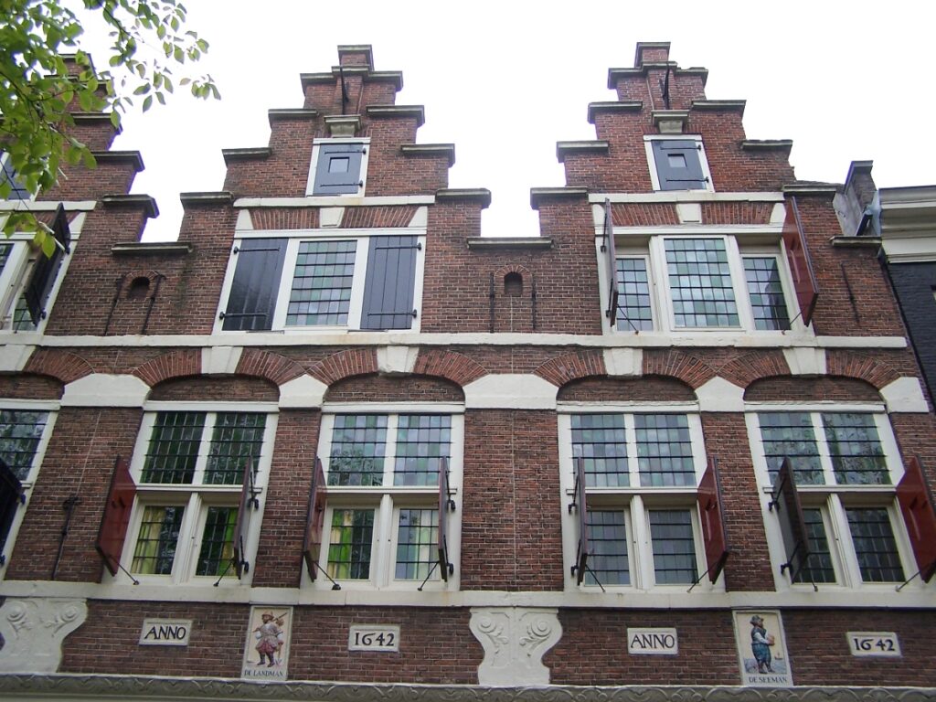 Exterior view of Bloemgracht 87–91 at De Drie Hendricken, a historic building in Amsterdam, Netherlands